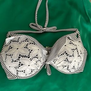 Super cute halter push up bikini top never worn    Size 36D/ Victoria’s Secret